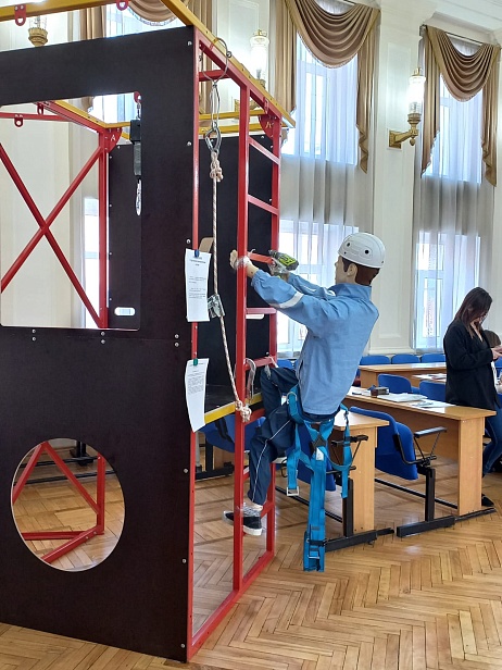 г. Екатеринбург. НИИ ОХРАНЫ ТРУДА  при практическом обучении обучении работам на высоте и в  замкнутом пространстве используют учебный комплекс "АЛЬПИНИСТ"  г. Екатеринбург. НИИ ОХРАНЫ ТРУДА  при практическом обучении обучении работам на высоте и в  замкнутом пространстве используют учебный комплекс "АЛЬПИНИСТ"