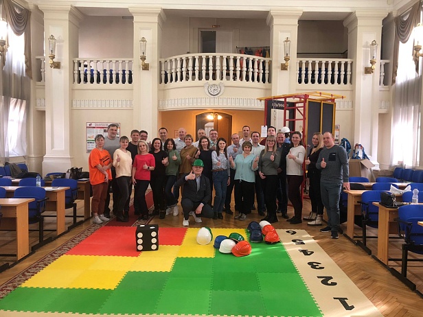 г. Екатеринбург. НИИ ОХРАНЫ ТРУДА  при практическом обучении обучении работам на высоте и в  замкнутом пространстве используют учебный комплекс "АЛЬПИНИСТ"  г. Екатеринбург. НИИ ОХРАНЫ ТРУДА  при практическом обучении обучении работам на высоте и в  замкнутом пространстве используют учебный комплекс "АЛЬПИНИСТ"