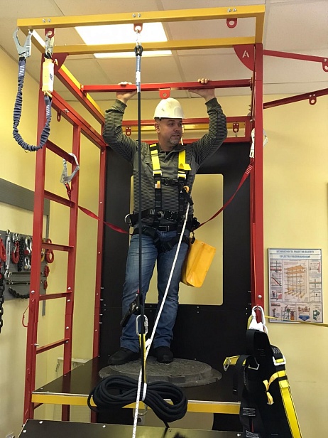 г. Калининград. Учебный центр  ООО "УКЦ "БИ СЭЙФ" в Калининграде для  практических занятий работы на высоте и в замкнутых пространствах используют учебный полигон "АЛЬПИНИСТ" -02